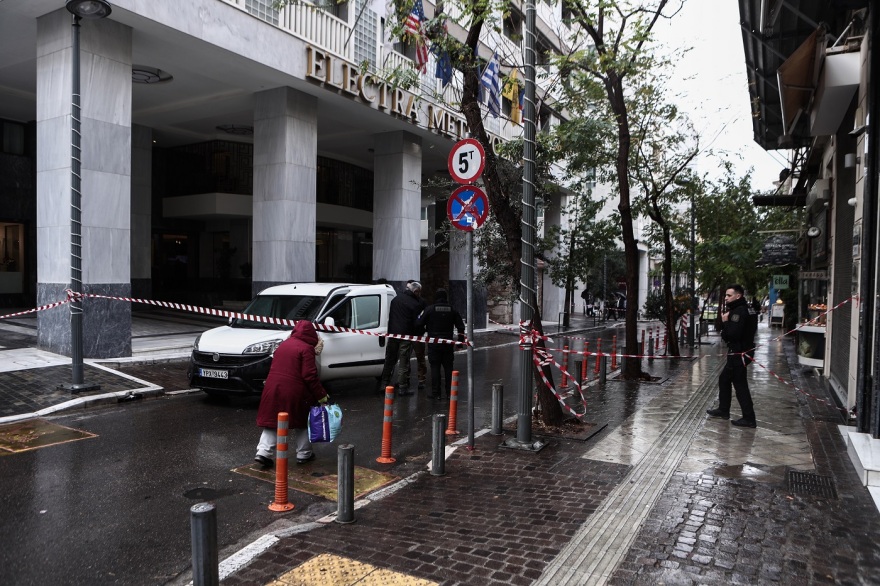 Λήξη συναγερμού για την ύποπτη βαλίτσα στη Μητροπόλεως - Είχε ρούχα μέσα