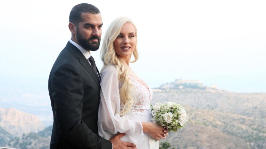 Τζούλια Νόβα: Φόρεσε περούκα και πόζαρε πλάι στον σύζυγό της, κάνοντας αστείες γκριμάτσες 