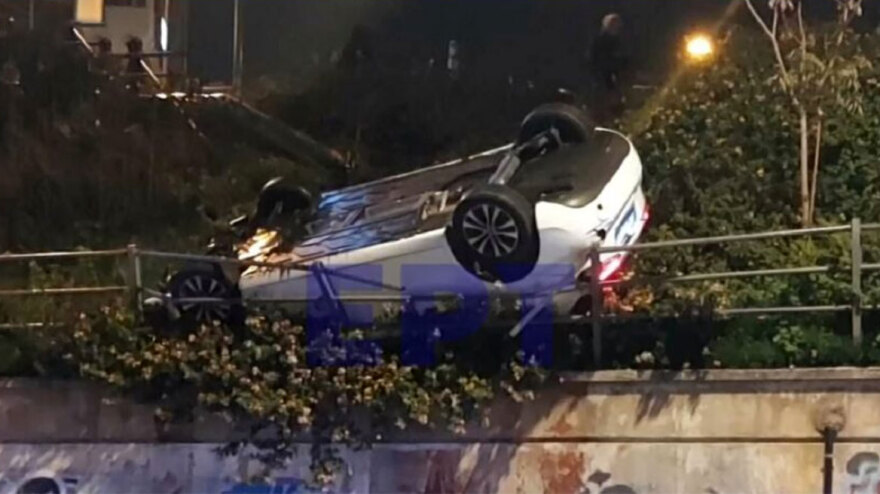 Τροχαίο στην Ηλιούπολη: Ανατράπηκε ΙΧ και κρεμόταν από τις προστατευτικές μπάρες