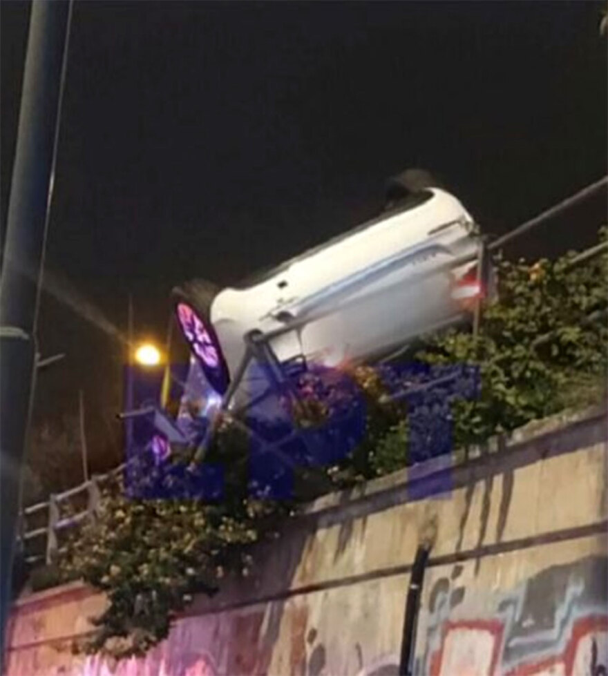 Τροχαίο στην Ηλιούπολη: Ανατράπηκε ΙΧ και κρεμόταν από τις προστατευτικές μπάρες