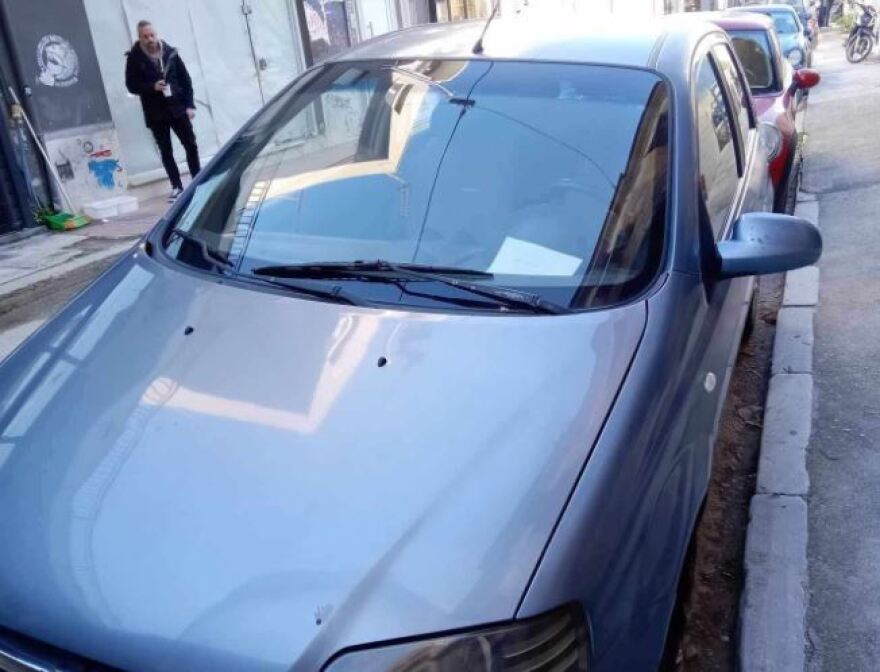 Βόλος: Αντιδήμαρχος αντί για απόδειξη παρκόμετρου έβαλε στο παρμπρίζ χαρτί με το τηλέφωνό της - Δείτε φωτογραφία