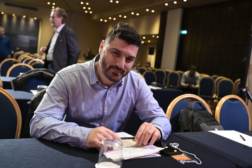 ΣΥΡΙΖΑ - «Καρφί» Κασσελάκη σε Πολάκη για τα ομόφυλα ζευγάρια - Όποιος διαφωνεί με τον γάμο και την τεκνοθεσία, να σηκωθεί - Δείτε βίντεο