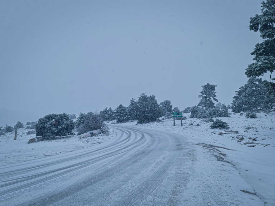 Καιρός: Ρίχνει χιόνι στην Πάρνηθα, κλειστός ο δρόμος μετά το τελεφερίκ - Δείτε εικόνες και βίντεο