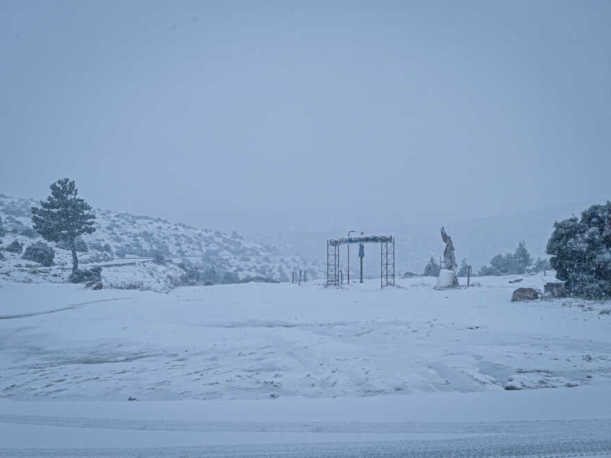 Καιρός: Ρίχνει χιόνι στην Πάρνηθα, κλειστός ο δρόμος μετά το τελεφερίκ - Δείτε εικόνες και βίντεο