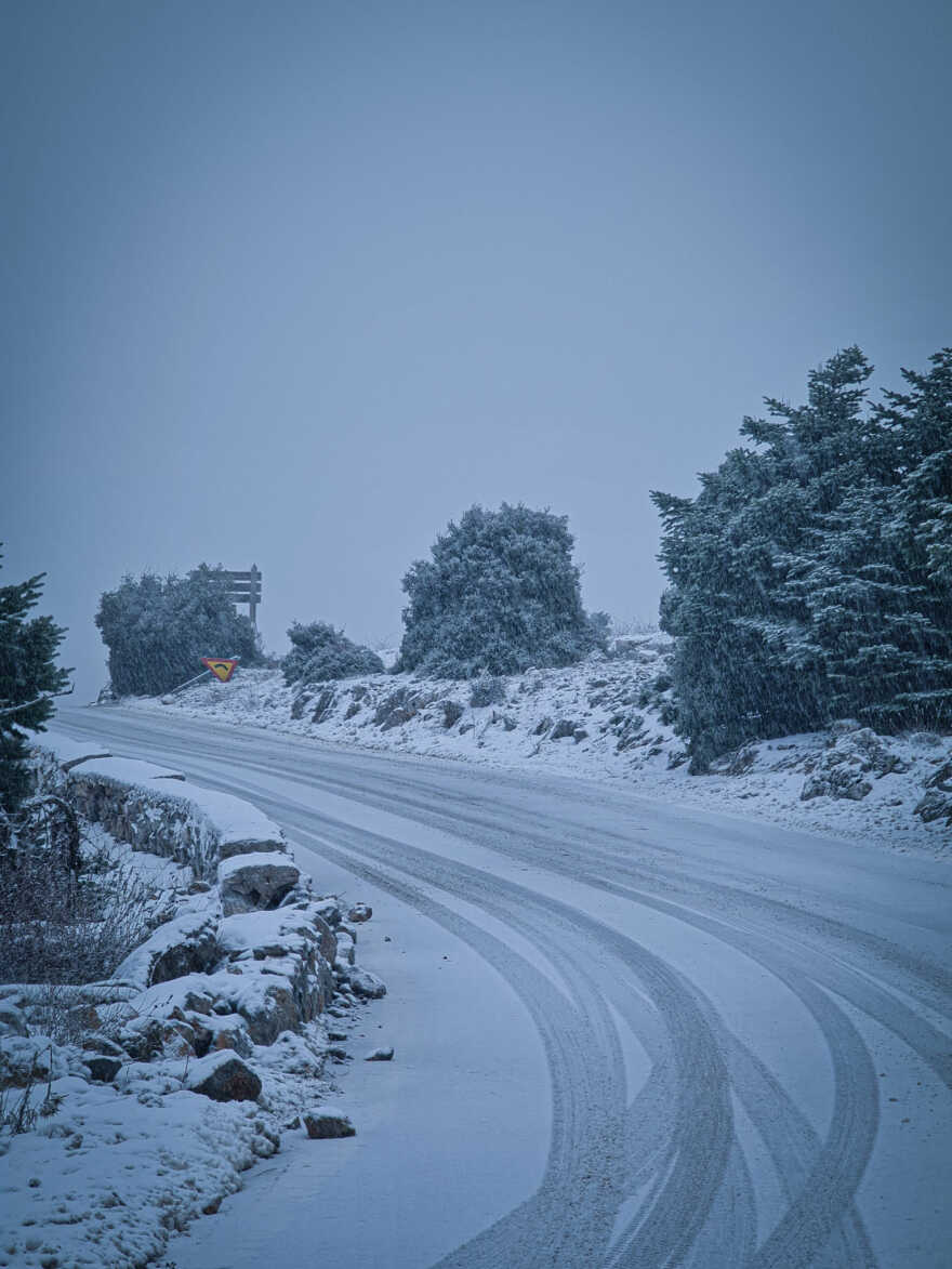 Καιρός: Ρίχνει χιόνι στην Πάρνηθα, κλειστός ο δρόμος μετά το τελεφερίκ - Δείτε εικόνες και βίντεο