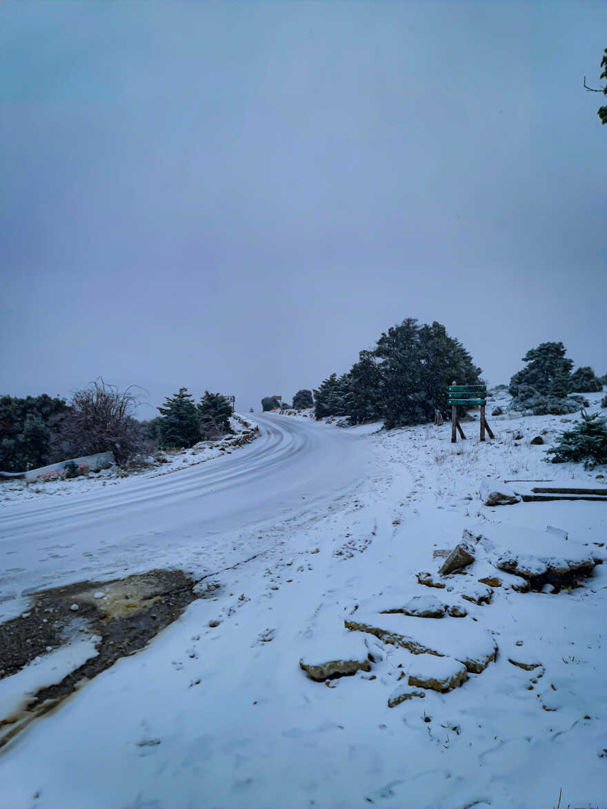 Καιρός: Ρίχνει χιόνι στην Πάρνηθα, κλειστός ο δρόμος μετά το τελεφερίκ - Δείτε εικόνες και βίντεο