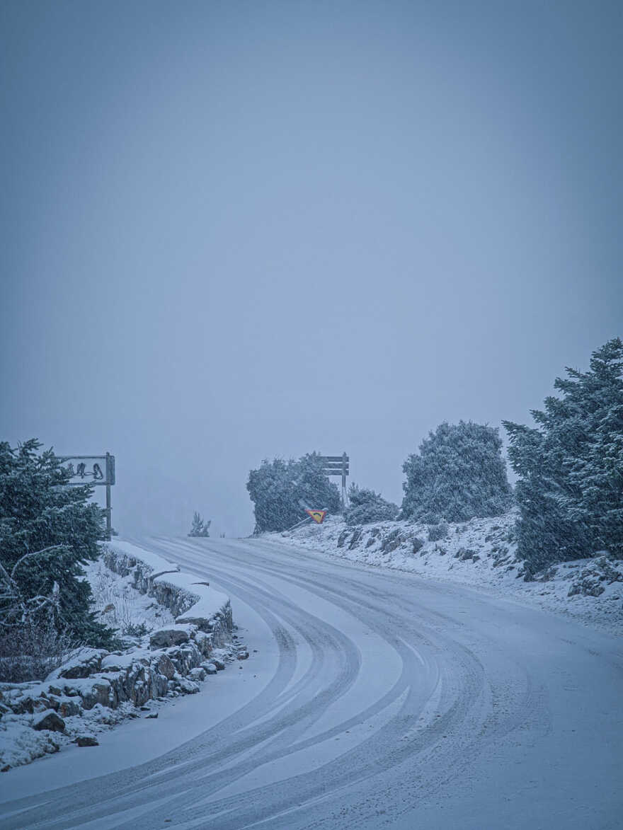 Καιρός: Ρίχνει χιόνι στην Πάρνηθα, κλειστός ο δρόμος μετά το τελεφερίκ - Δείτε εικόνες και βίντεο