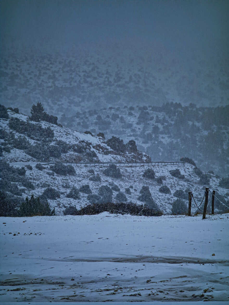 Καιρός: Ρίχνει χιόνι στην Πάρνηθα, κλειστός ο δρόμος μετά το τελεφερίκ - Δείτε εικόνες και βίντεο