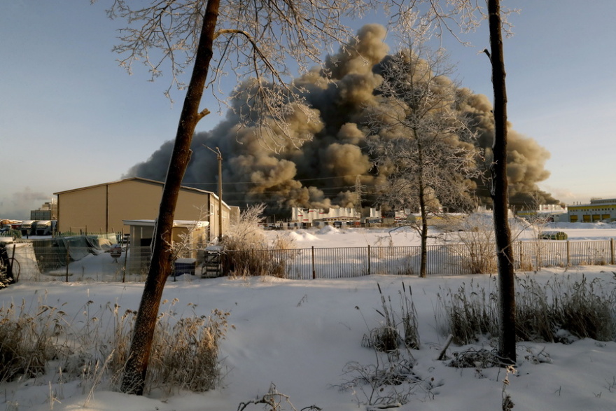 Δείτε βίντεο και φωτογραφίες: Πυρκαγιά έκανε στάχτη αποθήκη 70 στρεμμάτων στην Αγία Πετρούπολη