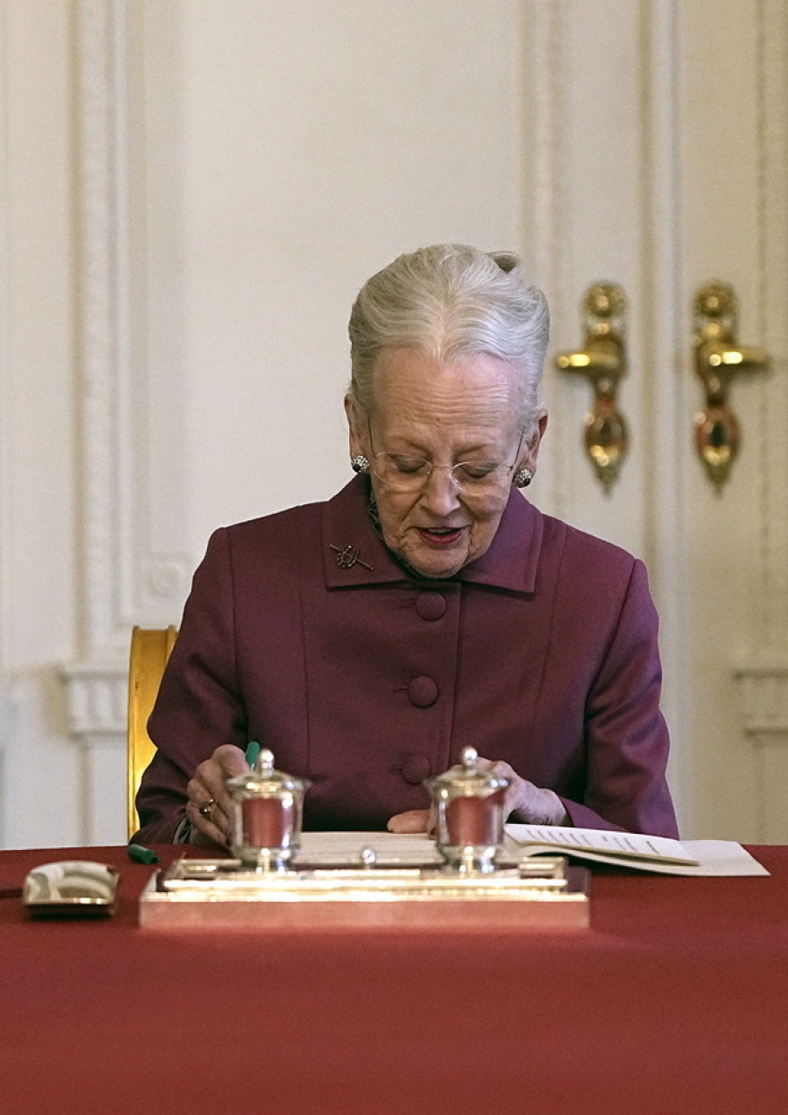 Δακρυσμένος ο νέος Βασιλιάς της Δανίας, Φρειδερίκος Ι' - Το βασιλικό φιλί που αντάλλαξε με τη σύζυγο του, δείτε φωτογραφίες