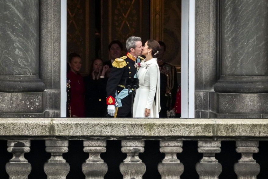 Δακρυσμένος ο νέος Βασιλιάς της Δανίας, Φρειδερίκος Ι' - Το βασιλικό φιλί που αντάλλαξε με τη σύζυγο του, δείτε φωτογραφίες