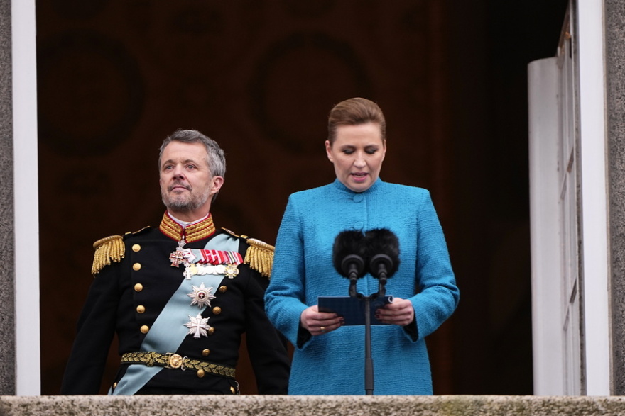 Δακρυσμένος ο νέος Βασιλιάς της Δανίας, Φρειδερίκος Ι' - Το βασιλικό φιλί που αντάλλαξε με τη σύζυγο του, δείτε φωτογραφίες