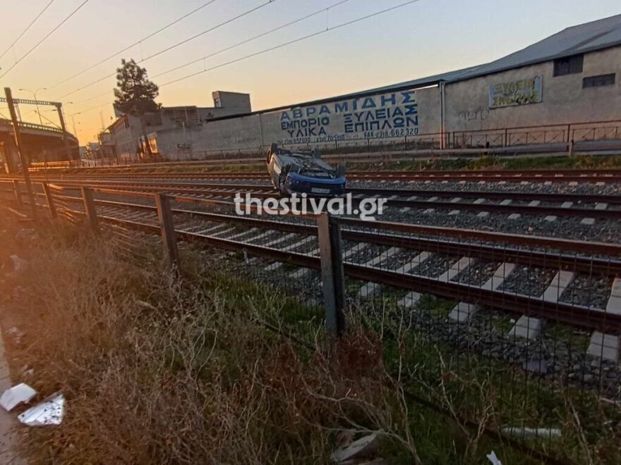Θεσσαλονίκη: ΙΧ ντελαπάρισε στις γραμμές του ΟΣΕ και το εγκατέλειψαν - Δείτε φωτογραφίες