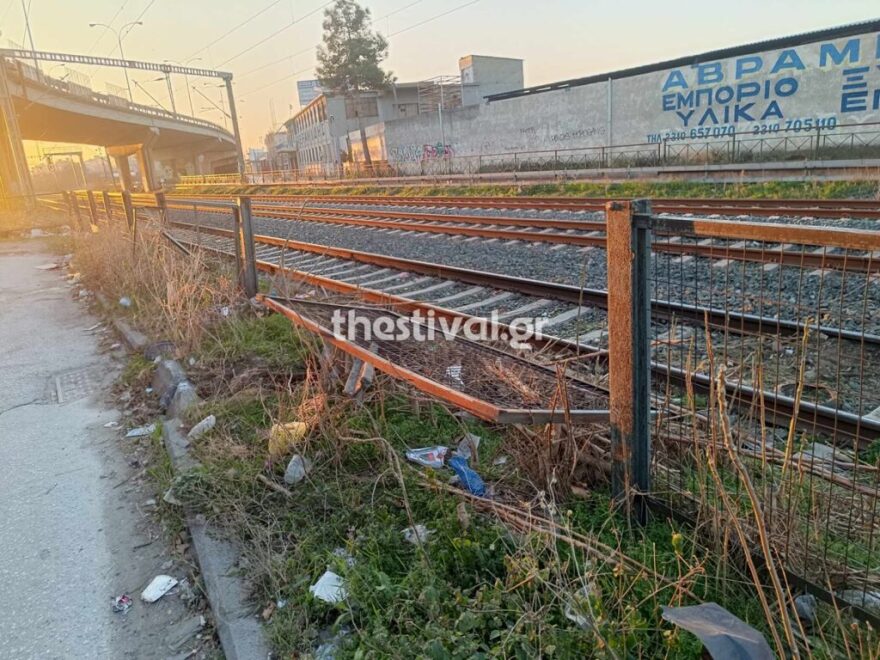 Θεσσαλονίκη: ΙΧ ντελαπάρισε στις γραμμές του ΟΣΕ και το εγκατέλειψαν - Δείτε φωτογραφίες