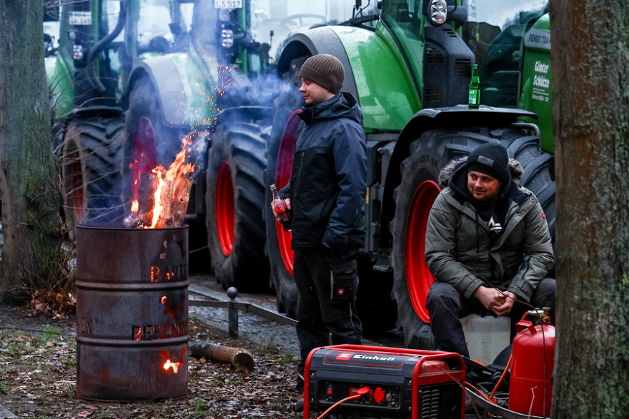 Γερμανία: Διαδηλώσεις από 10.000 αγρότες ενάντια στην κυβέρνηση Σολτς στο Βερολίνο - Βίντεο και φωτογραφίες