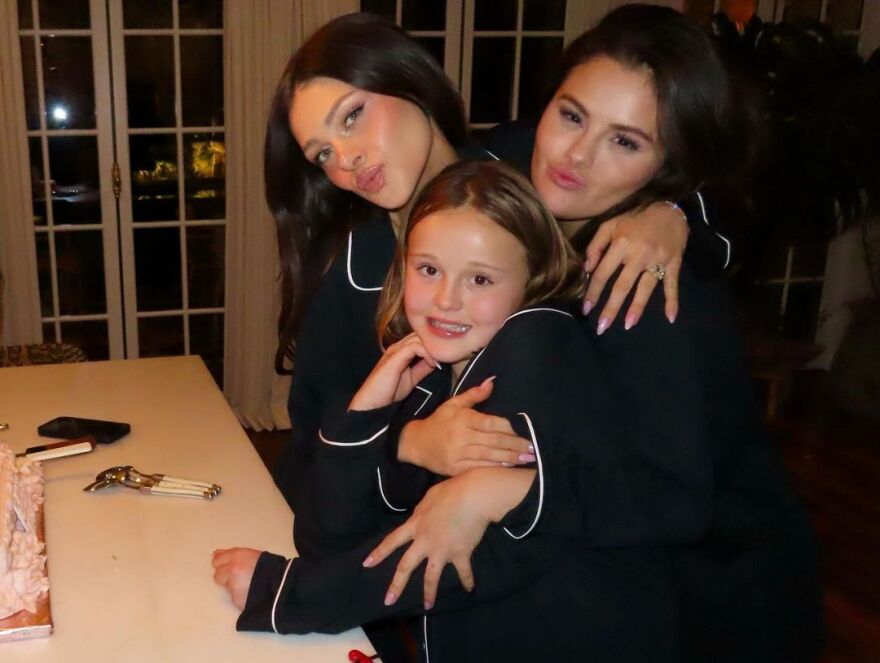 Σελένα Γκόμεζ - Μπένι Μπλάνκο: Διοργάνωσαν πιτζάμα πάρτι για τα γενέθλια της Νίκολα Πελτζ 