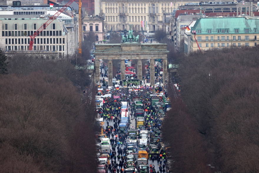 Γερμανία: Επιμένουν οι αγρότες, στην Πύλη του Βρανδεμβούργου τα τρακτέρ - «Τέλος η κρατική βοήθεια» λέει το Βερολίνο