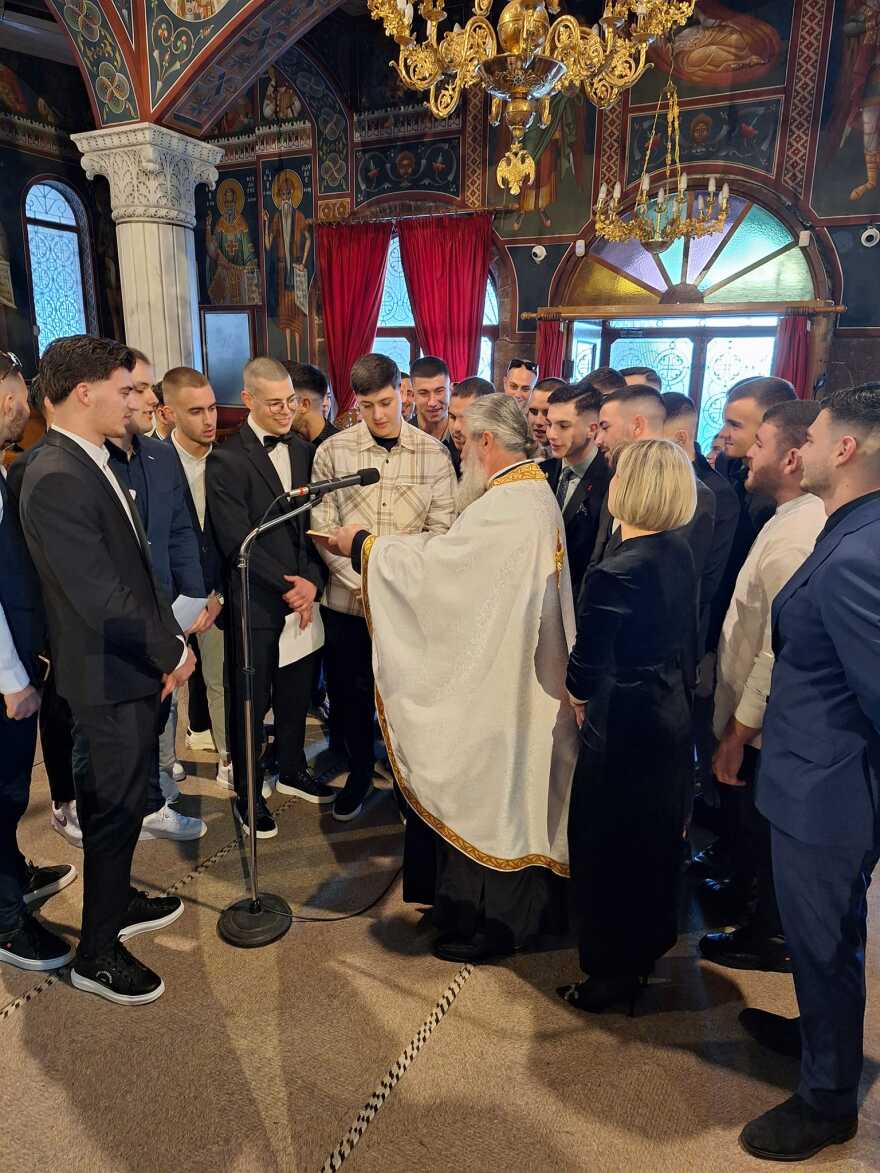 Ναύπλιο: 27 νέα παιδιά έγιναν νονοί 20χρονου - Δείτε φωτογραφίες από τη βάπτιση