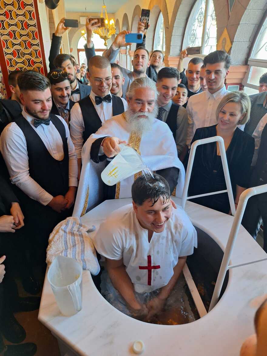 Ναύπλιο: 27 νέα παιδιά έγιναν νονοί 20χρονου - Δείτε φωτογραφίες από τη βάπτιση