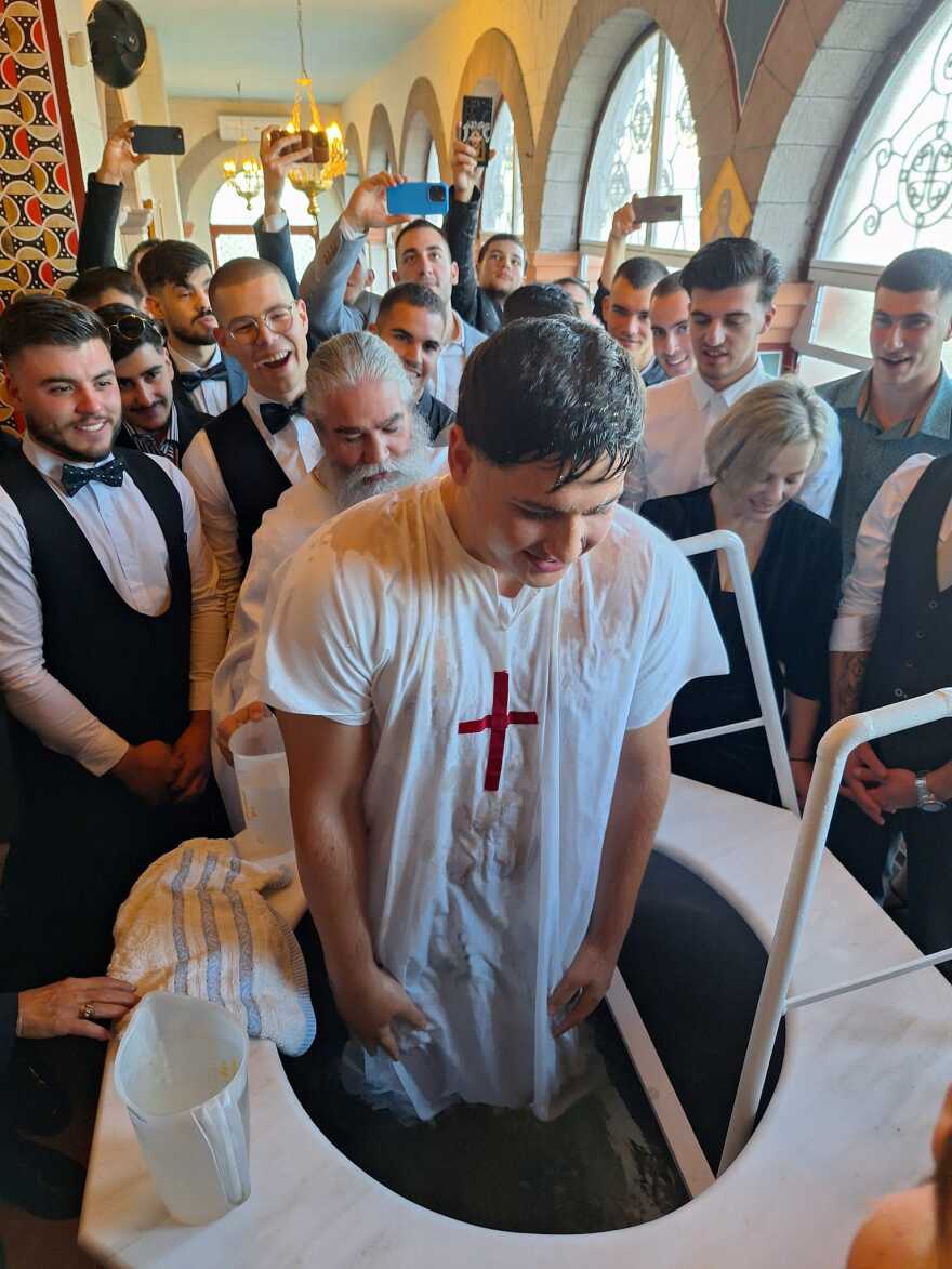 Ναύπλιο: 27 νέα παιδιά έγιναν νονοί 20χρονου - Δείτε φωτογραφίες από τη βάπτιση