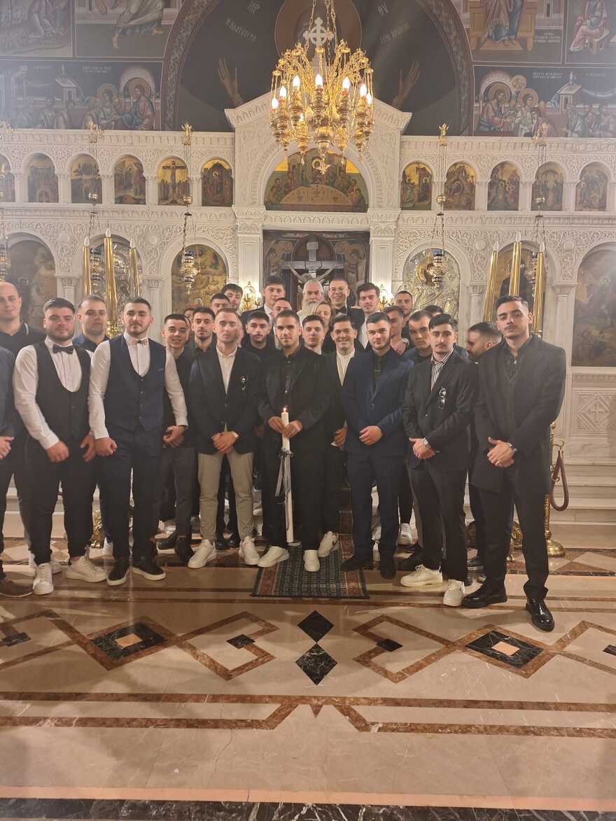 Ναύπλιο: 27 νέα παιδιά έγιναν νονοί 20χρονου - Δείτε φωτογραφίες από τη βάπτιση