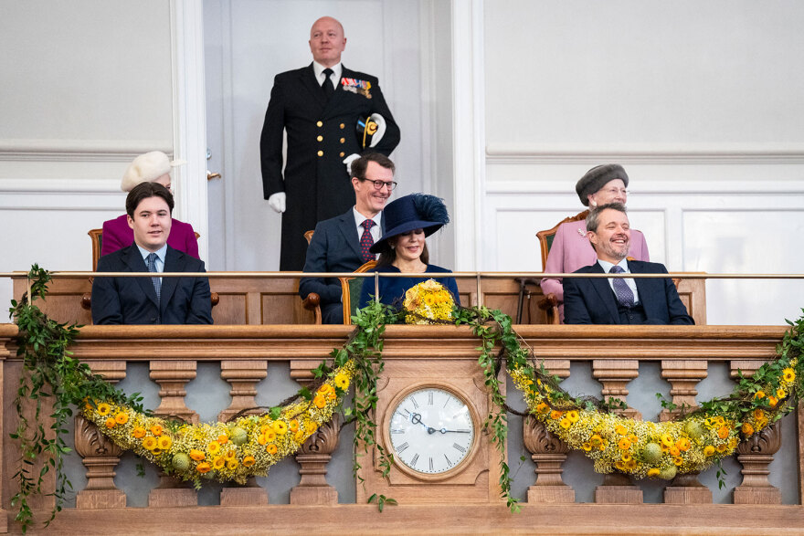 Δανία: Στο Κοινοβούλιο η πρώτη επίσημη εμφάνιση του νέου βασιλικού ζεύγους - Εντυπωσιακή η νέα βασίλισσα Μαίρη