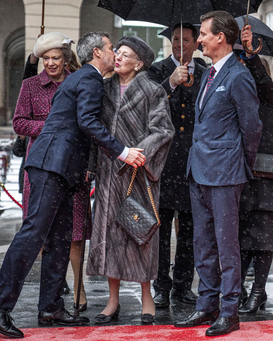 Δανία: Στο Κοινοβούλιο η πρώτη επίσημη εμφάνιση του νέου βασιλικού ζεύγους - Εντυπωσιακή η νέα βασίλισσα Μαίρη