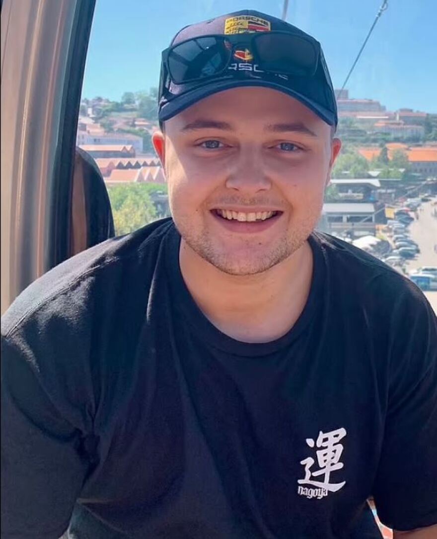 Ουαλία: Νεαρός κληρονόμος περιουσίας άνω των 250 εκατ. ευρώ διώκεται για τον φόνο του κολλητού του