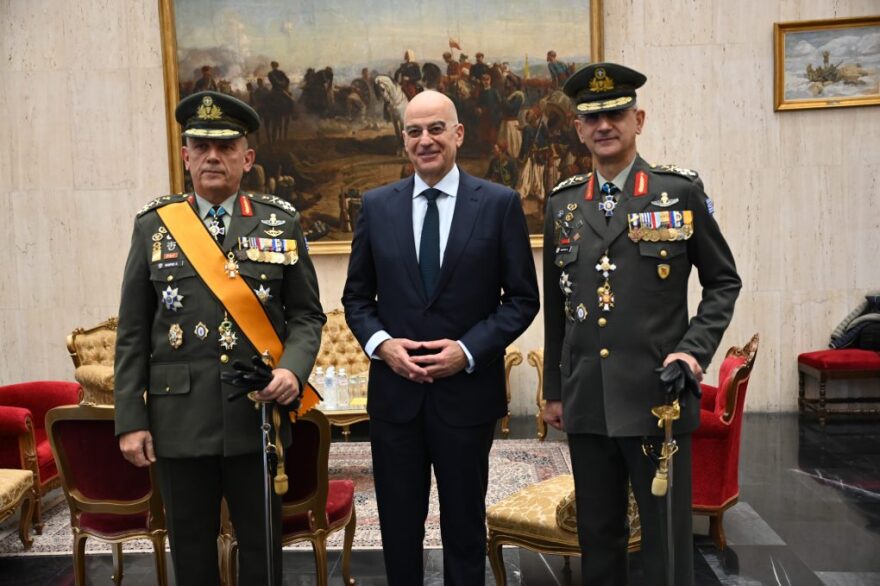 ΓΕΕΘΑ: Το «ευχαριστώ» Δένδια σε Φλώρο για την υπηρεσία του στη χώρα και η τιμητική πλακέτα  