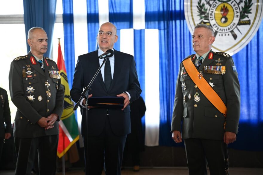 ΓΕΕΘΑ: Το «ευχαριστώ» Δένδια σε Φλώρο για την υπηρεσία του στη χώρα και η τιμητική πλακέτα  