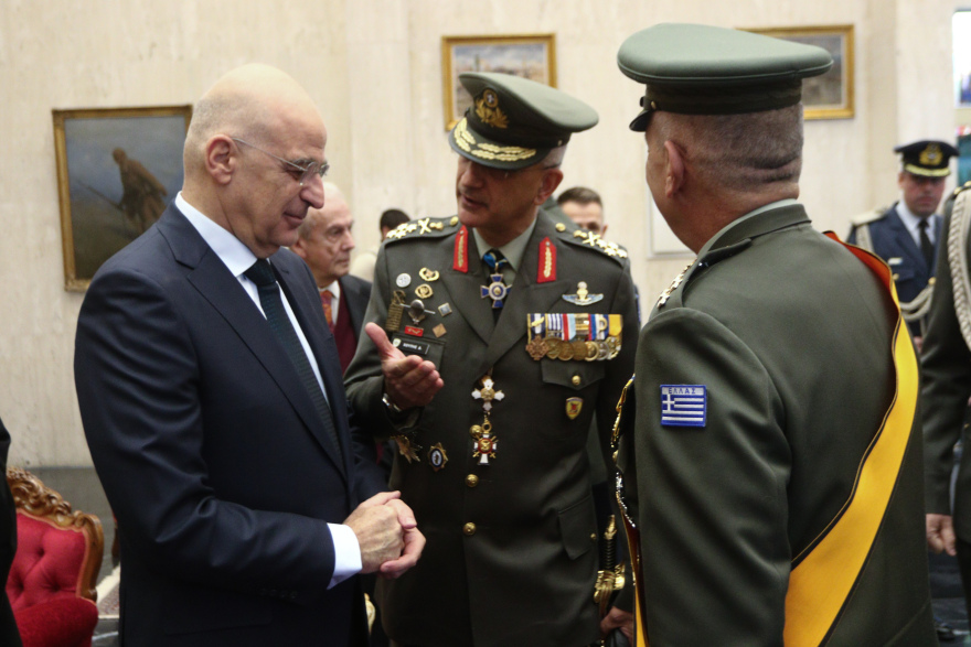 ΓΕΕΘΑ: Το «ευχαριστώ» Δένδια σε Φλώρο για την υπηρεσία του στη χώρα και η τιμητική πλακέτα  