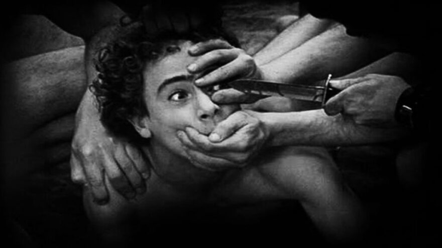 «Σαλό, 120 ημέρες στα Σόδομα»: Η ιστορία της πιο σοκαριστικής ταινίας όλων των εποχών που γίνεται παράσταση στη Λυρική Σκηνή