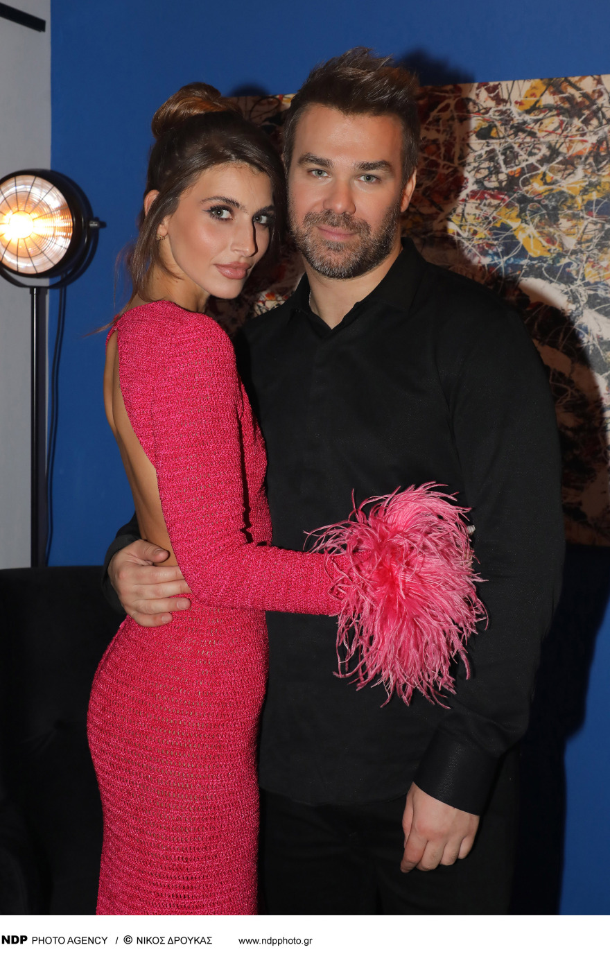 Γιώργος Σαμπάνης: Φωτογραφήθηκε αγκαλιά με την Ιωάννα Σαρρή στην απονομή του πολυπλατινένιου του δίσκου 