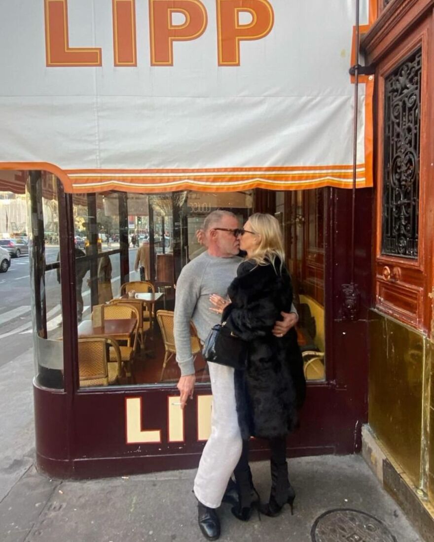 Κέιτ Μος: Αντάλλαξε ένα φιλί στο στόμα με τον στυλίστα της