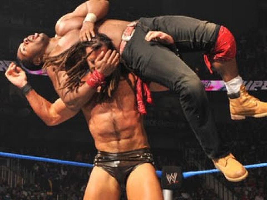 Αθλητής της πάλης που έγινε τρανς γυναίκα εξηγεί πως έχασε τους ογκώδεις μύες που είχε