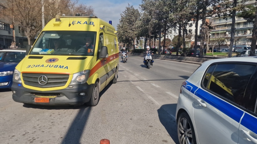 Θεσσαλονίκη: Γέφυρα σωτηρίας από την ΕΛΑΣ για αγοράκι δύο ετών - Δείτε βίντεο και φωτογραφίες