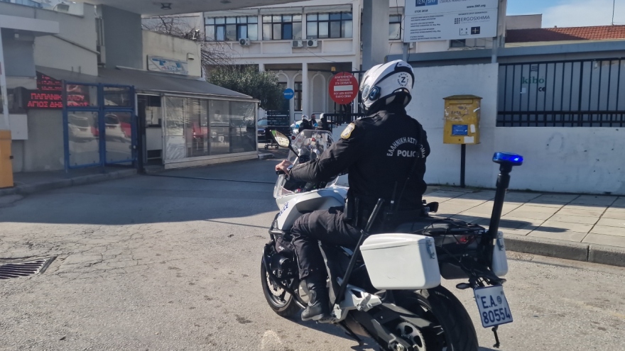 Θεσσαλονίκη: Γέφυρα σωτηρίας από την ΕΛΑΣ για αγοράκι δύο ετών - Δείτε βίντεο και φωτογραφίες