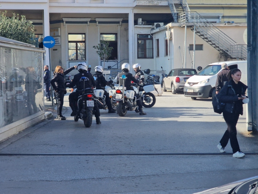 Θεσσαλονίκη: Γέφυρα σωτηρίας από την ΕΛΑΣ για αγοράκι δύο ετών - Δείτε βίντεο και φωτογραφίες