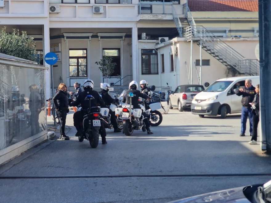 Θεσσαλονίκη: Γέφυρα σωτηρίας από την ΕΛΑΣ για αγοράκι δύο ετών - Δείτε βίντεο και φωτογραφίες