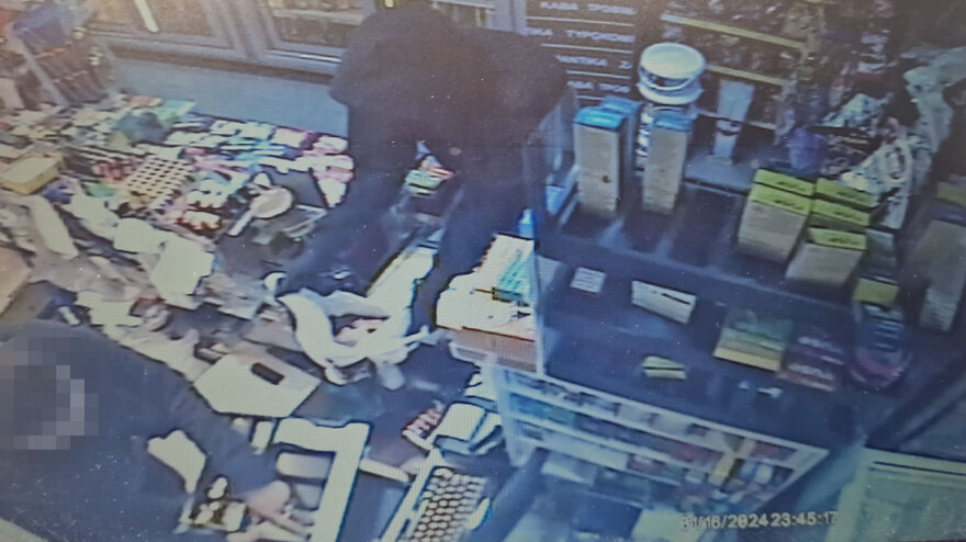 Θεσσαλονίκη: Βίντεο ντοκουμέντο από ληστεία σε κατάστημα - Απείλησε την υπάλληλο με μαχαίρι και άρπαξε €500 σε λιγότερο από ένα λεπτό