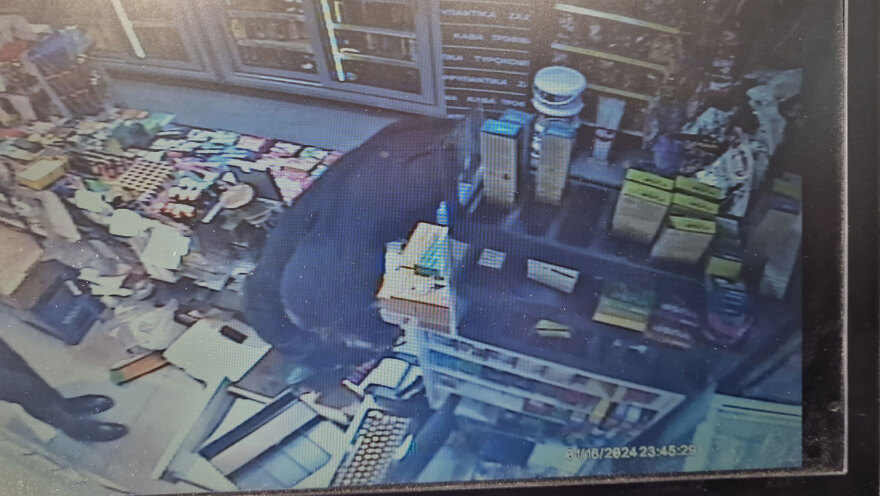 Θεσσαλονίκη: Βίντεο ντοκουμέντο από ληστεία σε κατάστημα - Απείλησε την υπάλληλο με μαχαίρι και άρπαξε €500 σε λιγότερο από ένα λεπτό