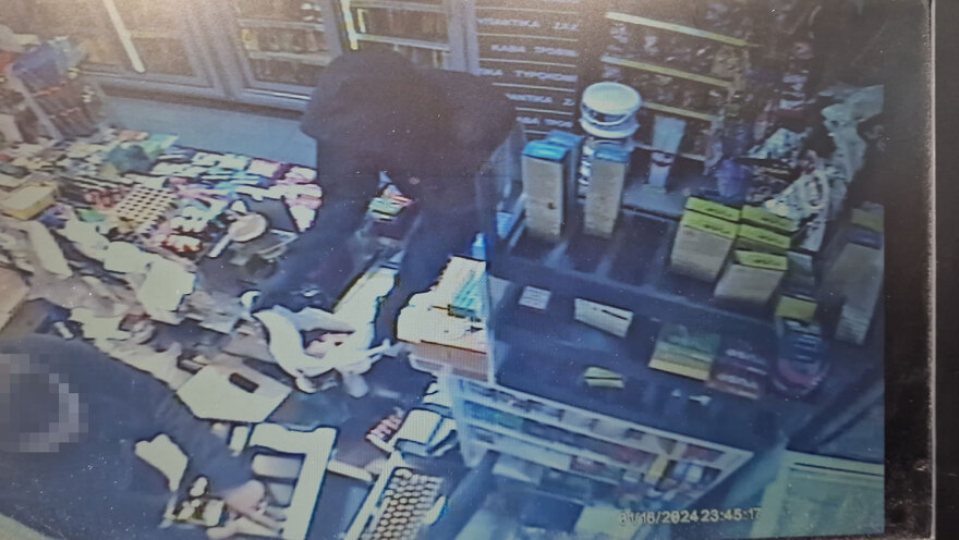 Θεσσαλονίκη: Βίντεο ντοκουμέντο από ληστεία σε κατάστημα - Απείλησε την υπάλληλο με μαχαίρι και άρπαξε €500 σε λιγότερο από ένα λεπτό