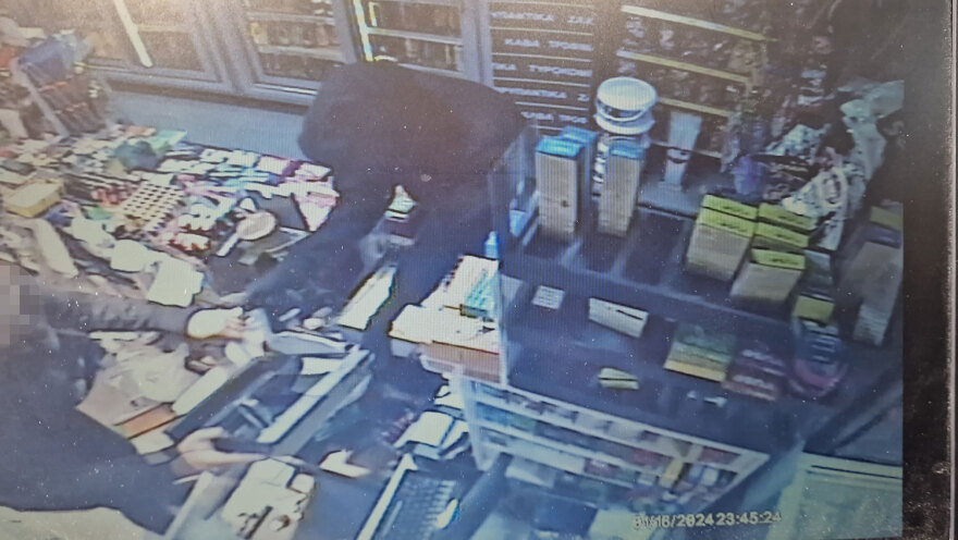 Θεσσαλονίκη: Βίντεο ντοκουμέντο από ληστεία σε κατάστημα - Απείλησε την υπάλληλο με μαχαίρι και άρπαξε €500 σε λιγότερο από ένα λεπτό