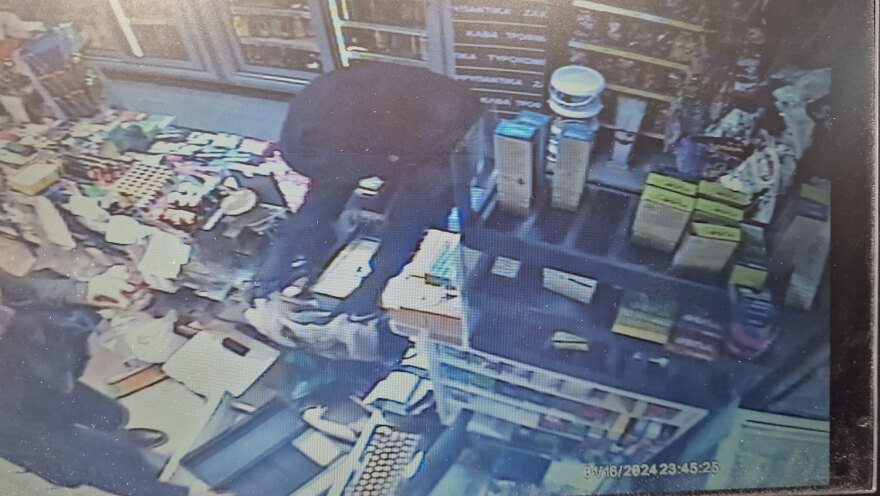 Θεσσαλονίκη: Βίντεο ντοκουμέντο από ληστεία σε κατάστημα - Απείλησε την υπάλληλο με μαχαίρι και άρπαξε €500 σε λιγότερο από ένα λεπτό