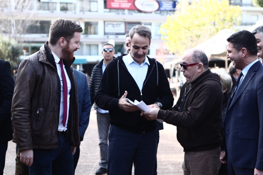 Εξωδικαστικός: Ηλικιωμένος δείχνει στον Μητσοτάκη πώς έσωσε το σπίτι του - Στα 4 δισ. έφτασαν οι ρυθμίσεις