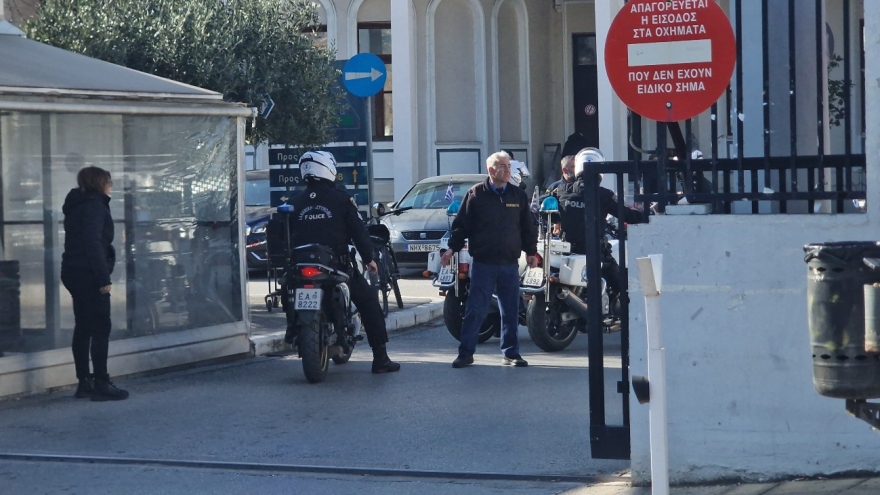 Θεσσαλονίκη: Γέφυρα σωτηρίας από την ΕΛΑΣ για αγοράκι δύο ετών - Δείτε βίντεο και φωτογραφίες