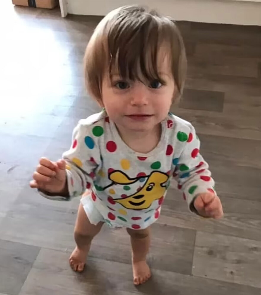 Βρετανία: Δίχρονο αγοράκι πέθανε από την πείνα - Βρέθηκε δίπλα στον νεκρό πατέρα του