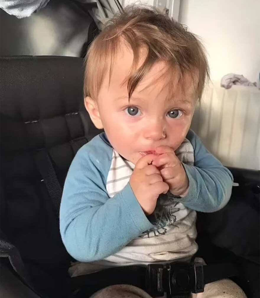 Βρετανία: Δίχρονο αγοράκι πέθανε από την πείνα - Βρέθηκε δίπλα στον νεκρό πατέρα του