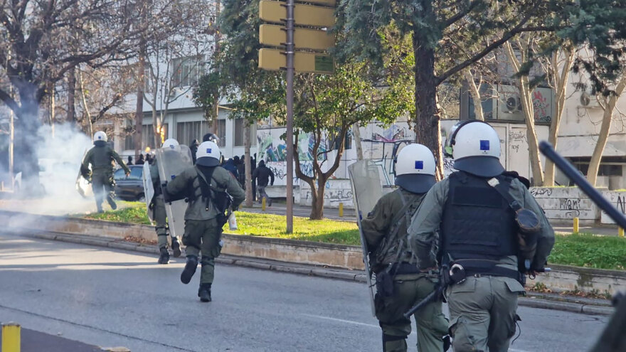 Θεσσαλονίκη: Επεισόδια με μολότοφ και δακρυγόνα μετά την πορεία κατά των μη κρατικών πανεπιστημίων