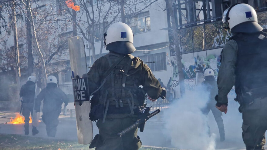 Θεσσαλονίκη: Επεισόδια με μολότοφ και δακρυγόνα μετά την πορεία κατά των μη κρατικών πανεπιστημίων